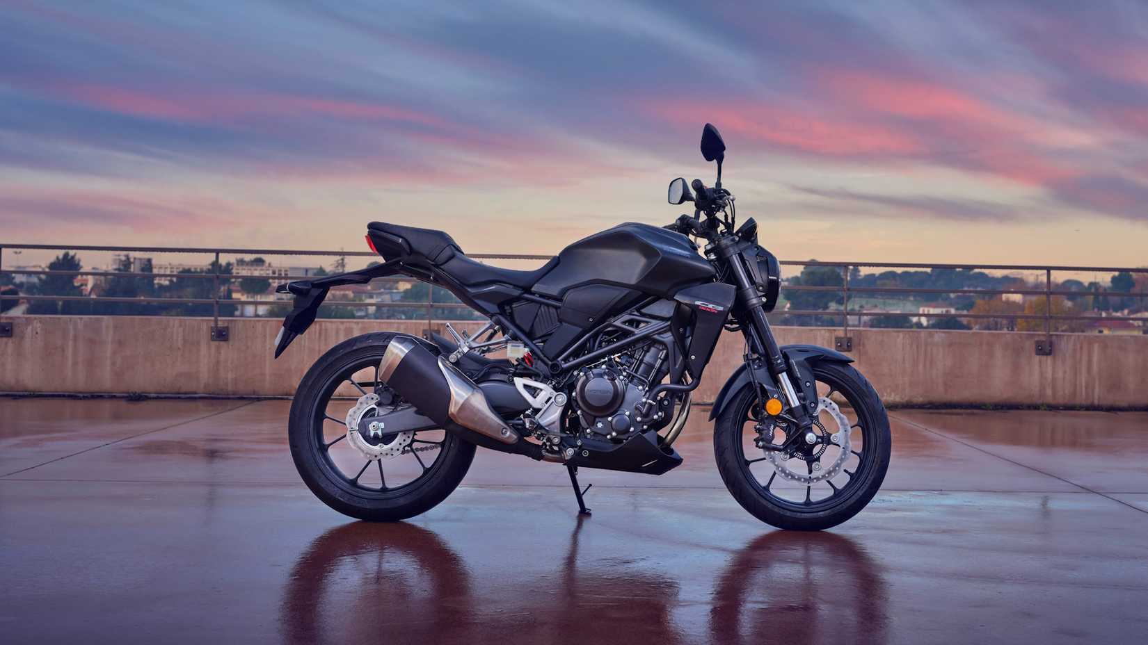 Perfil preto da Honda CB300R 2022 contra um céu noturno