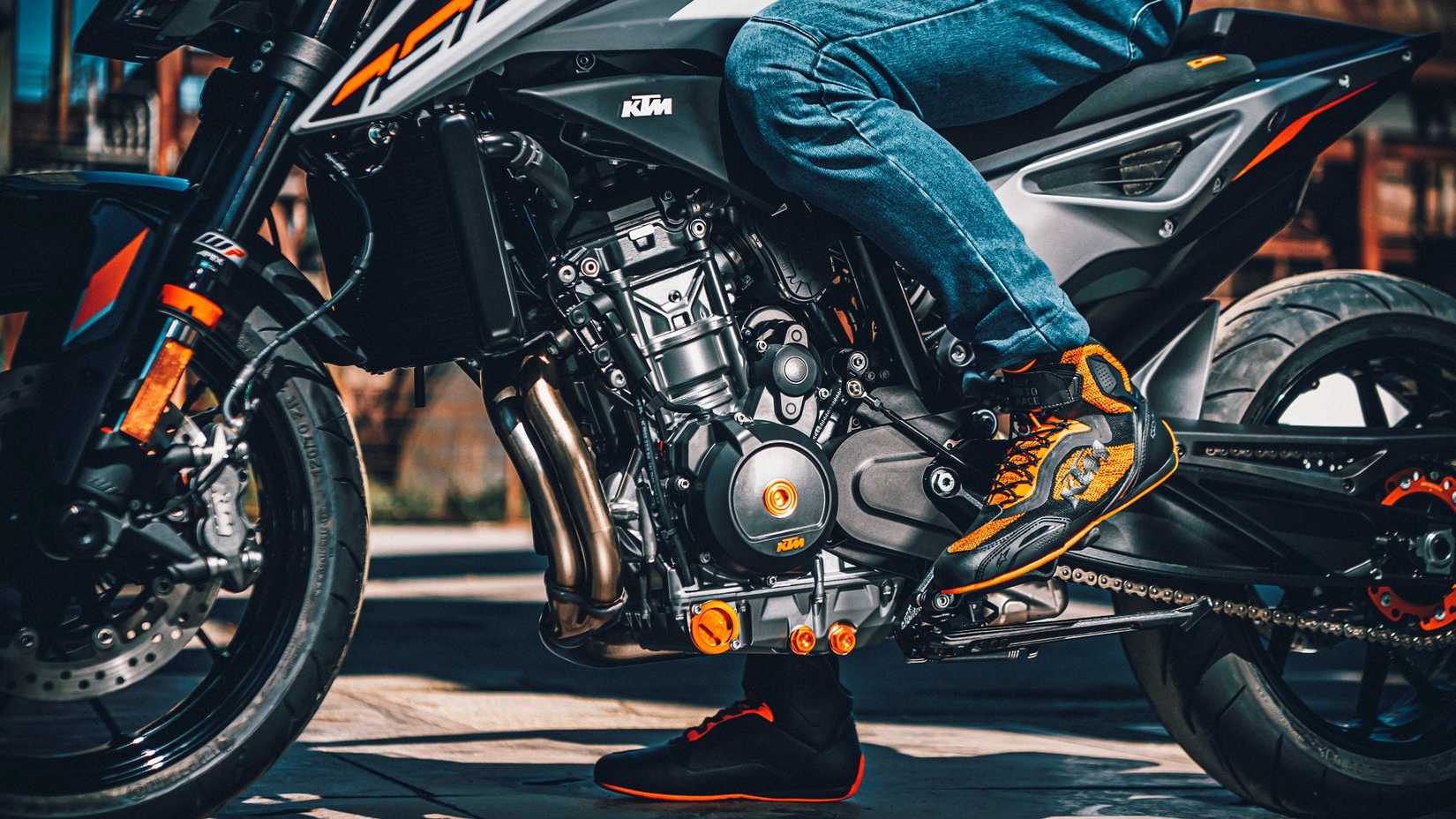 Uma foto aproximada dos detalhes do motor 2023 KTM 790 DUKE LC8c