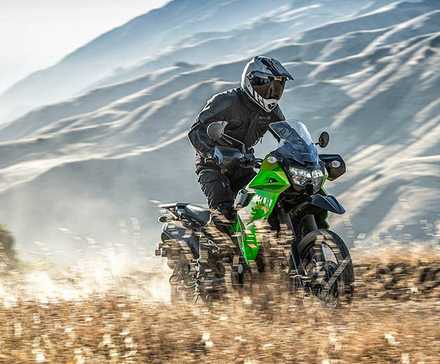 Verde 2023 Kawasaki KLR650 S rasgando uma trilha