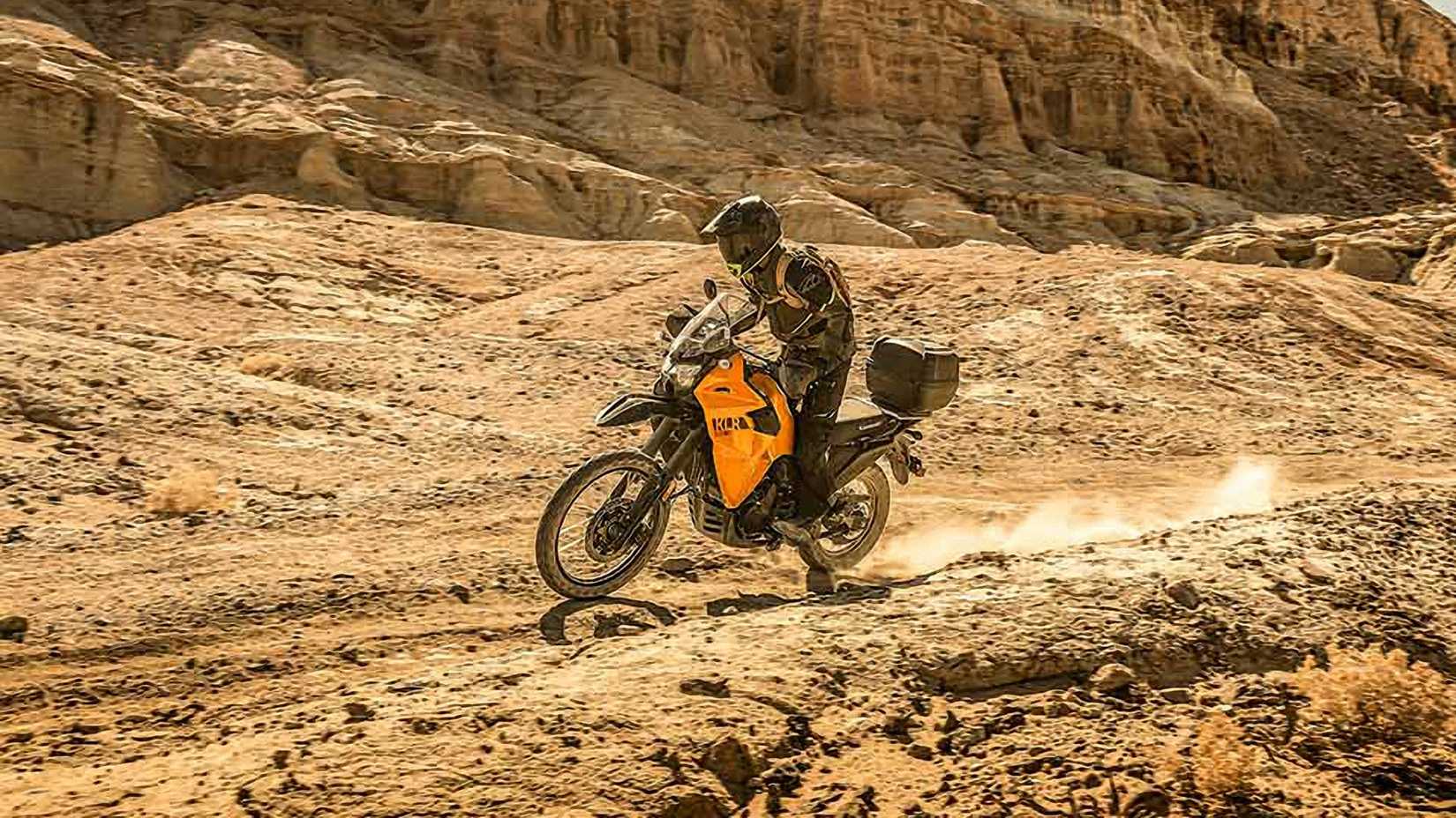 Viajante amarelo 2023 Kawasaki KLR650 em uma trilha