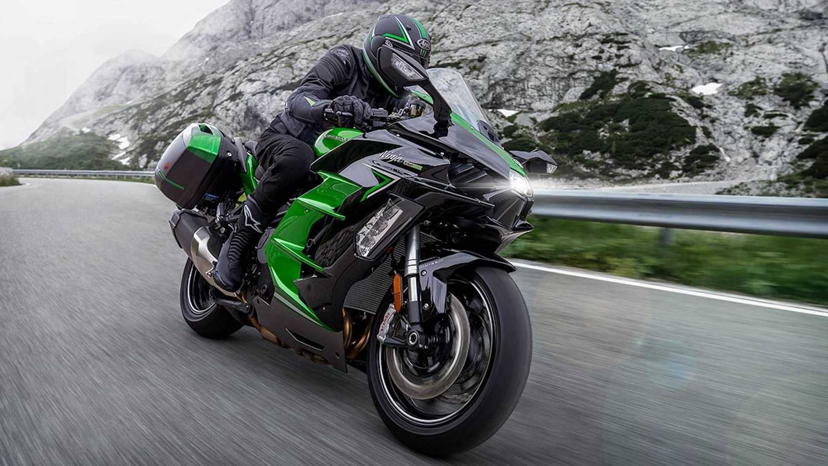 Kawasaki Ninja H2 SX fazendo curvas rápidas