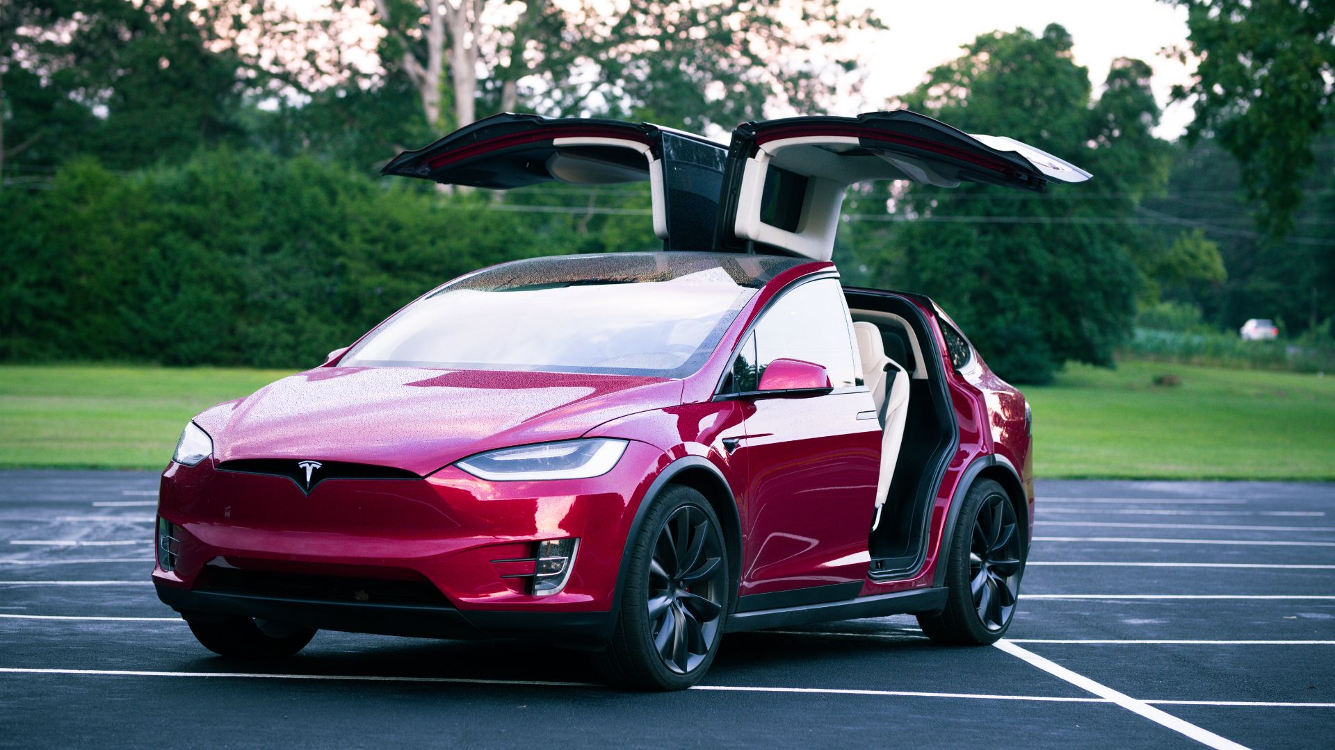     Tesla Model X merah 