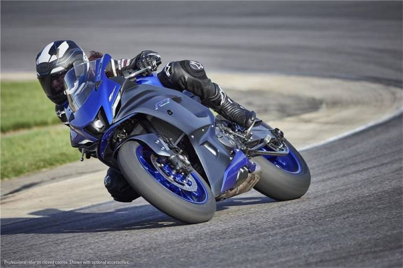 Here Are The Key Differences Between The Yamaha MT-07 And The R7