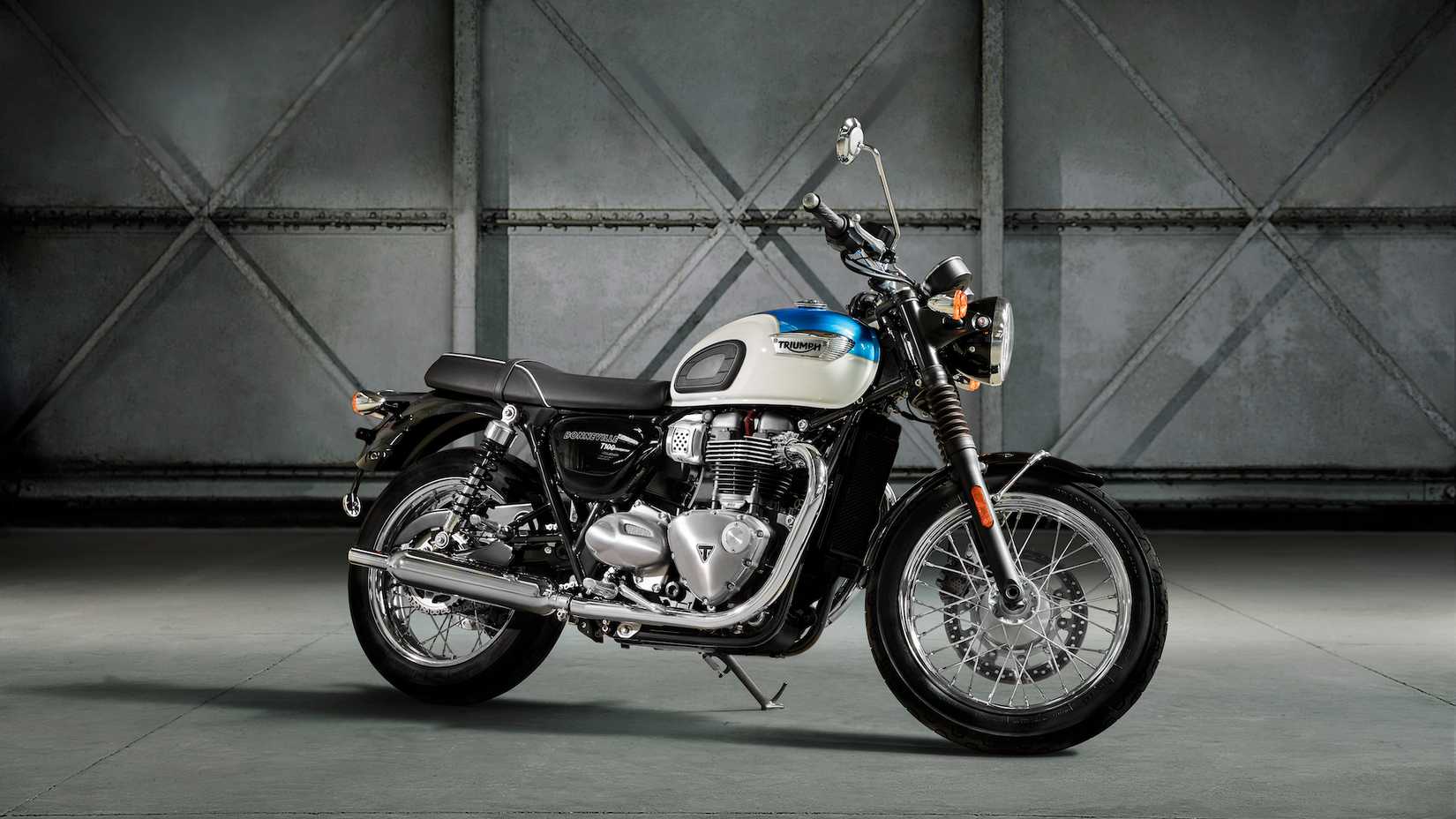 2023 Triumph Bonneville T100 tiro lateral estacionado