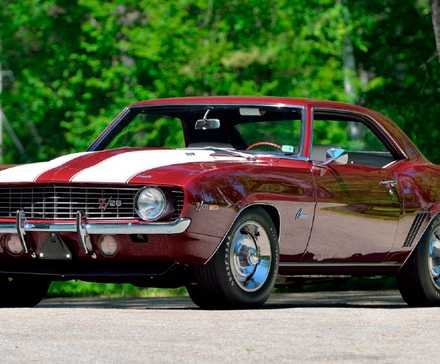 Um Chevy Camaro Z28 1969 estacionado