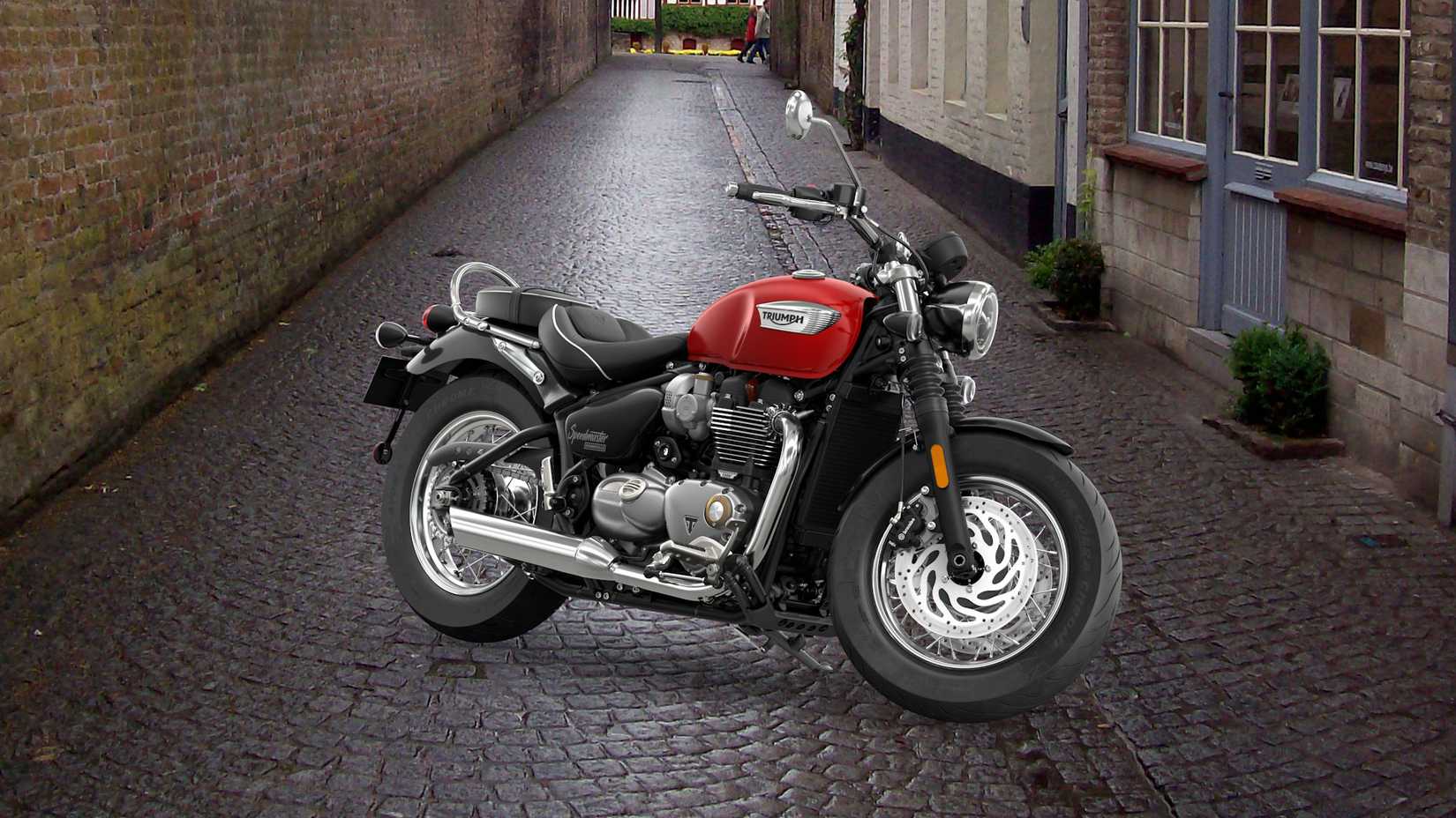 Red 2021 Triumph Bonneville Speedmaster estacionada em um beco
