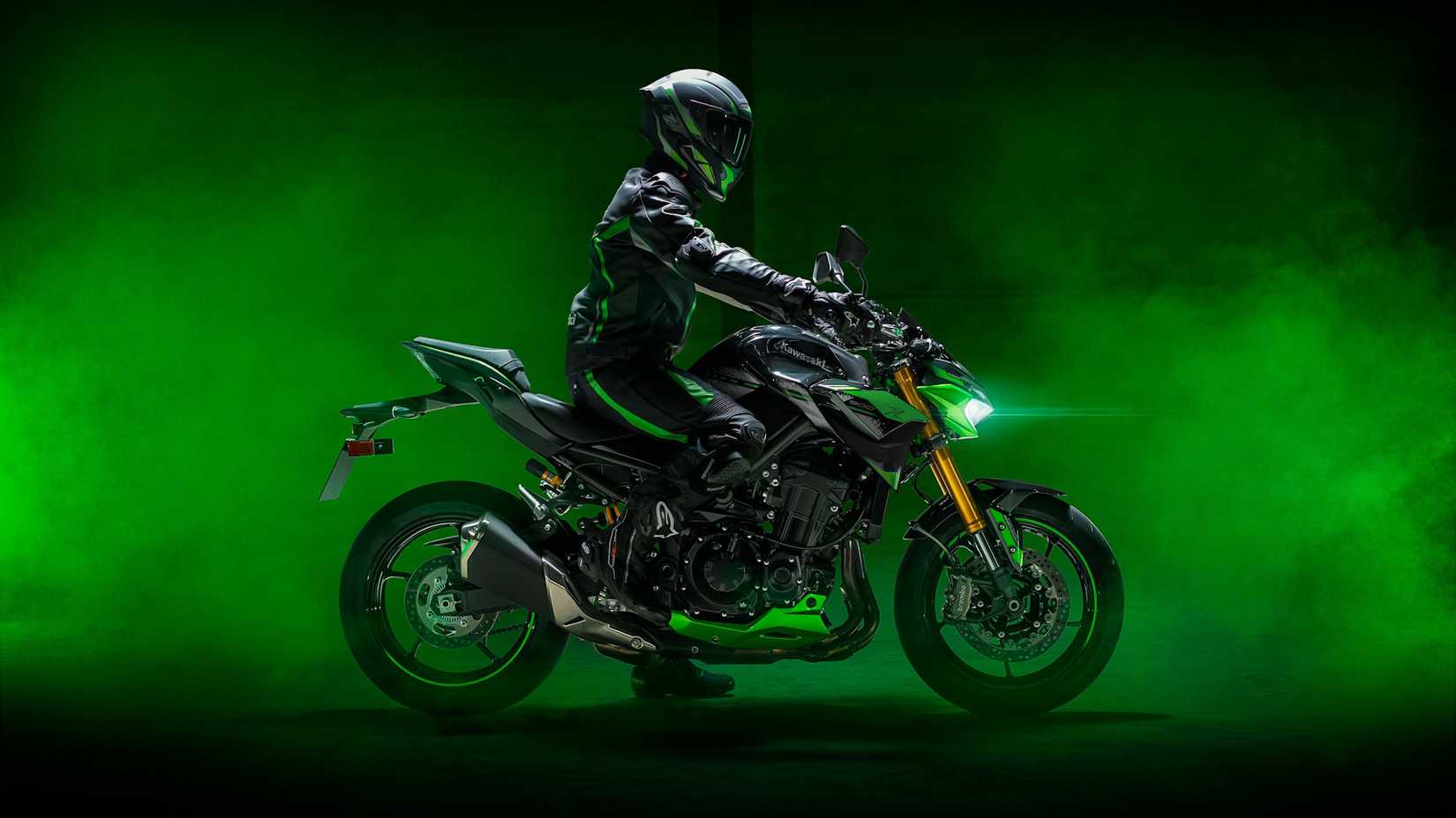 Kawasaki Z900 SE static profile in green smoke
