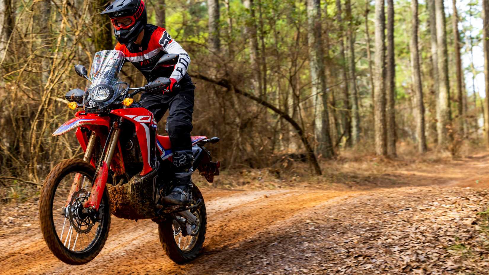 Red Honda CRF300L Rally em uma estrada de terra