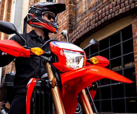 Farol Honda CRF300L vermelho 2023 e detalhe em close do para-lama