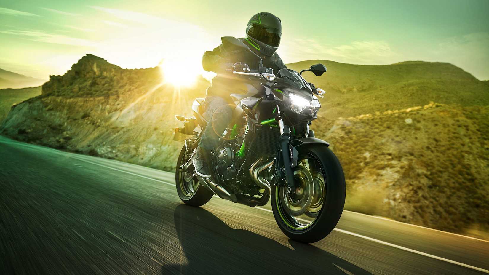 Cinza 2023 Kawasaki Z650 cruzando na estrada