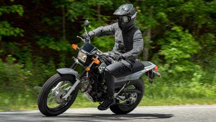 Yamaha TW200 cinza 2023 inclinada em uma curva