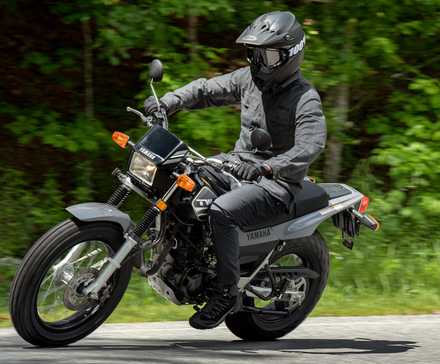 Yamaha TW200 cinza 2023 inclinada em uma curva