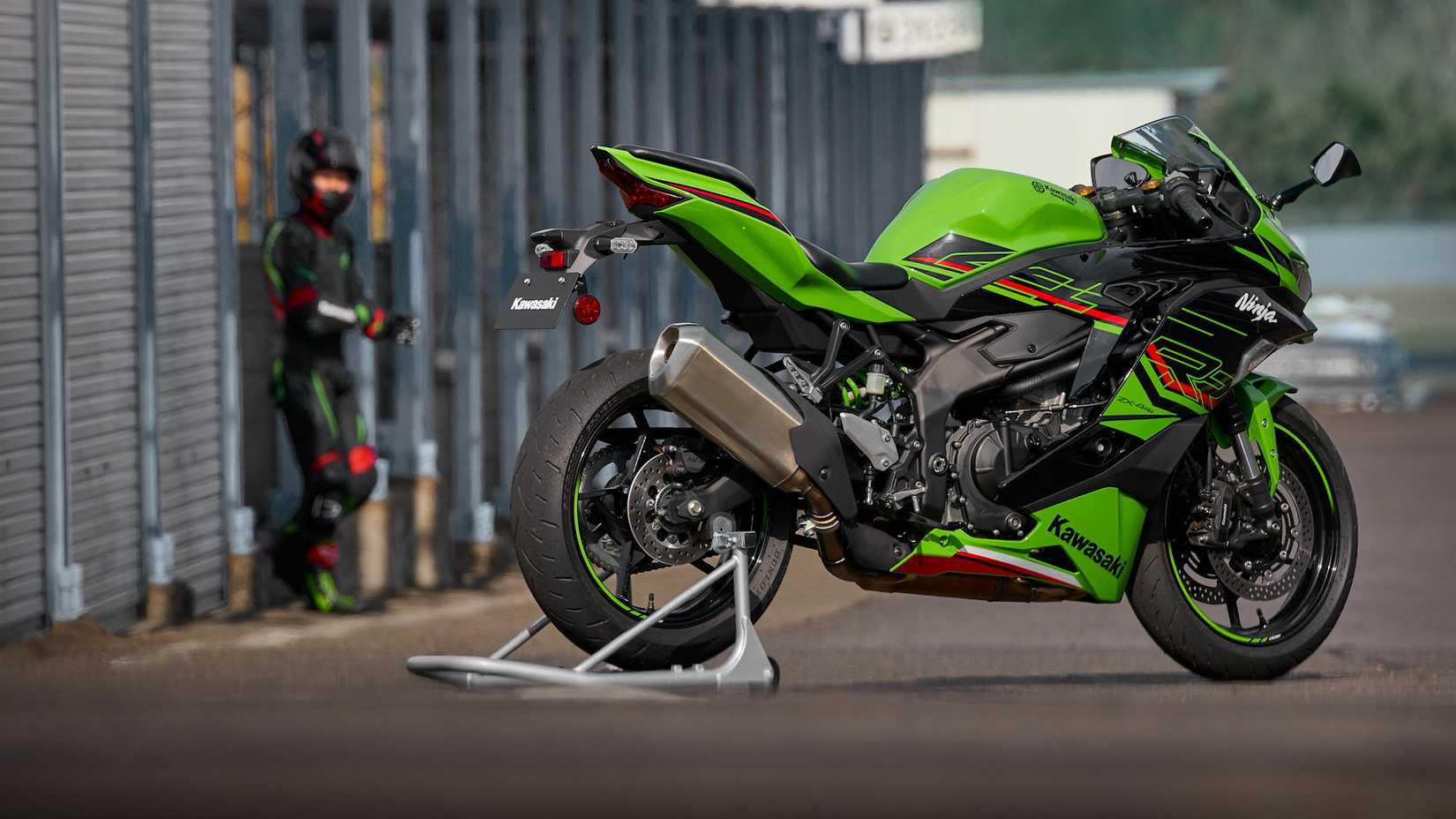 Verde 2023 Kawasaki Ninja ZX-4RR KRT no estande