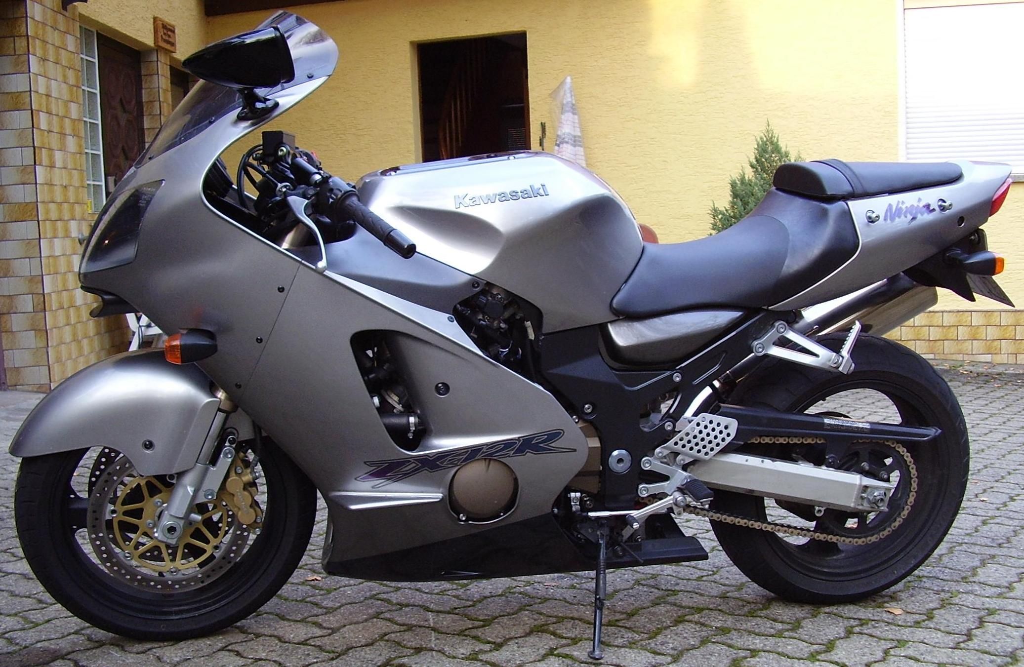 Ten Reasons Why We Love The Kawasaki Ninja ZX-12R