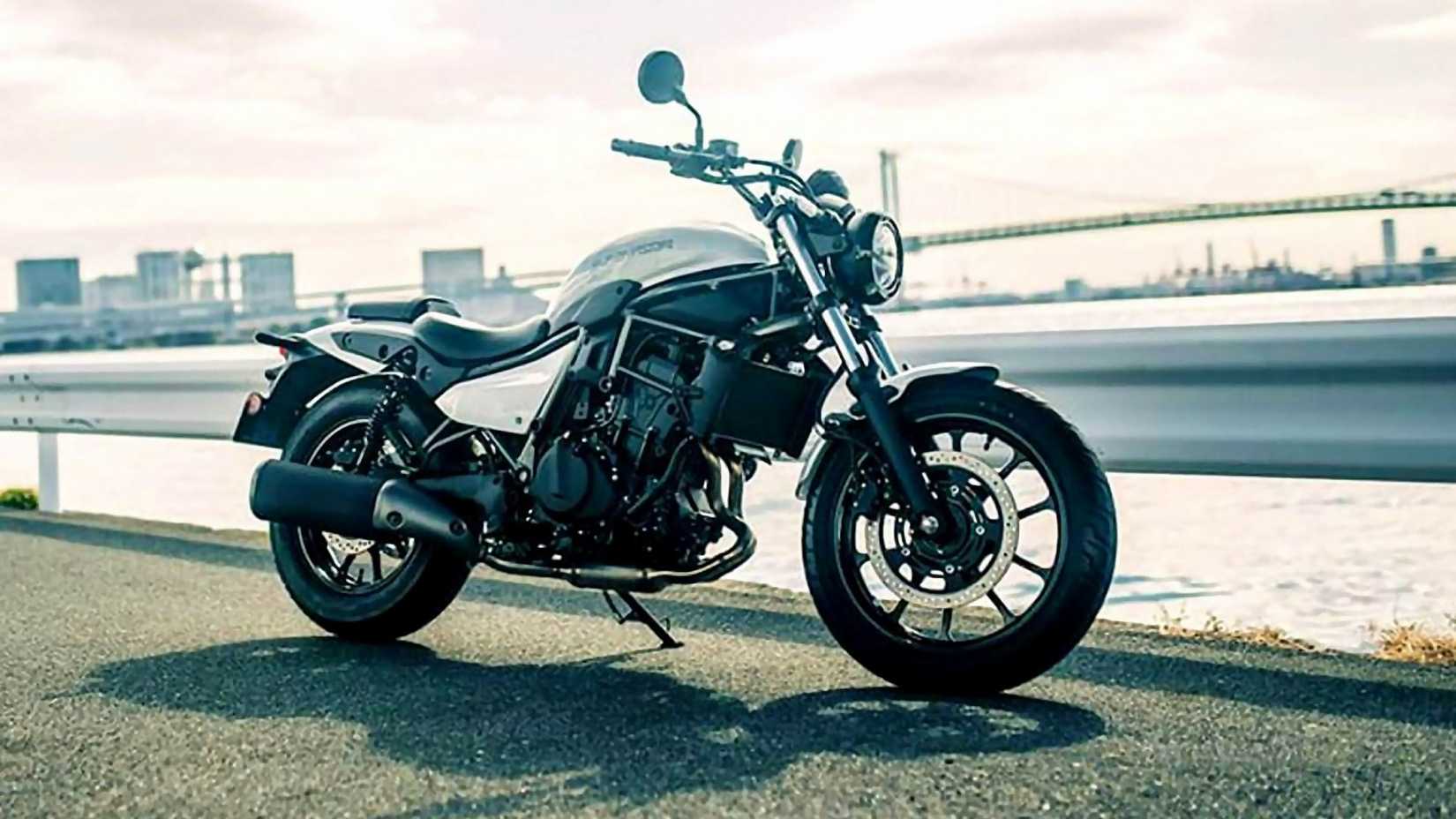 Eliminador Kawasaki branco no suporte, vista frontal do terceiro quarto