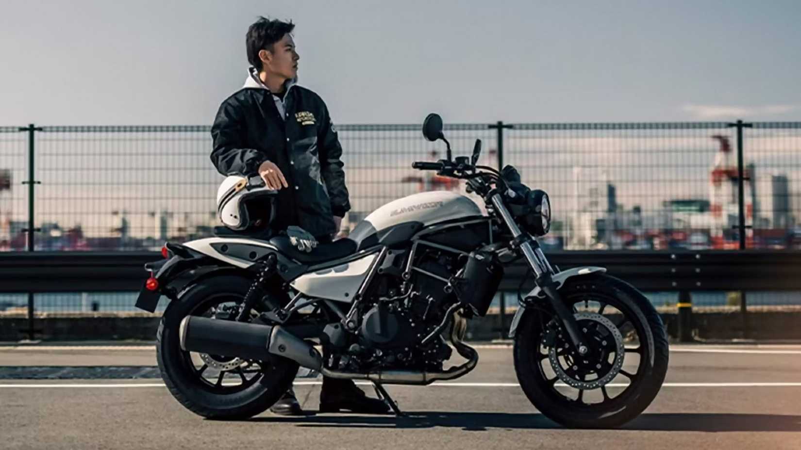 Kawasaki Eliminator em branco estacionado no cavalete lateral, vista de perfil lateral