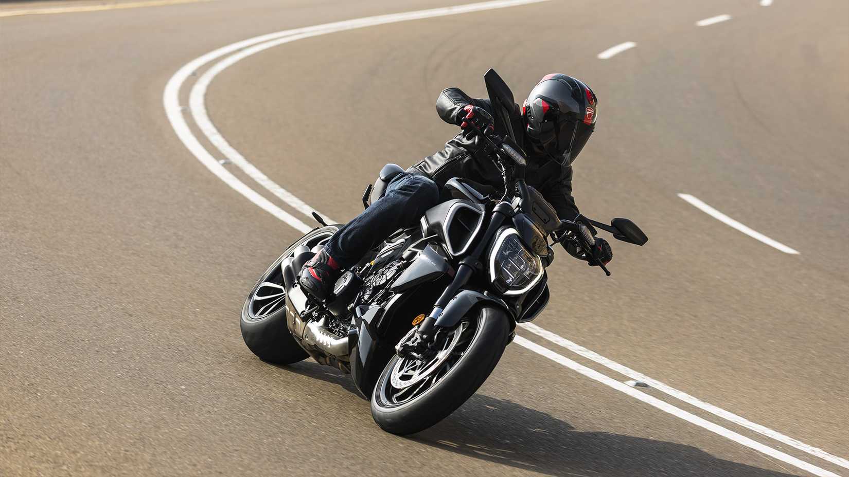 Uma foto de ação de uma Ducati Diavel V4 2025 em uma curva