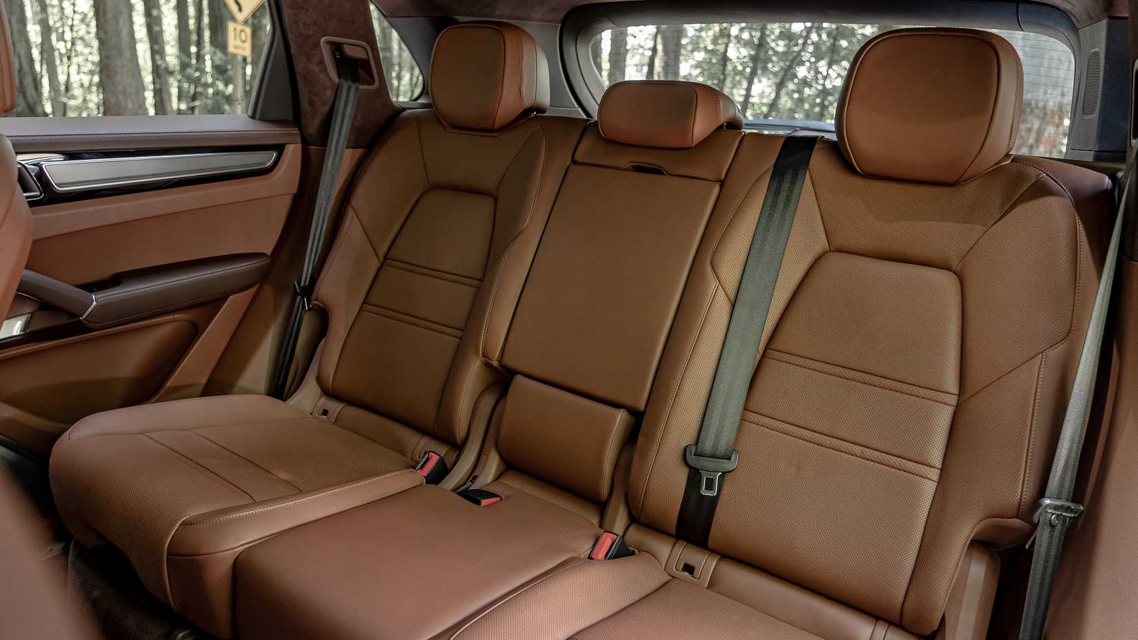 Bancos traseiros Porsche Cayenne Turbo S E-Hybrid 2020.