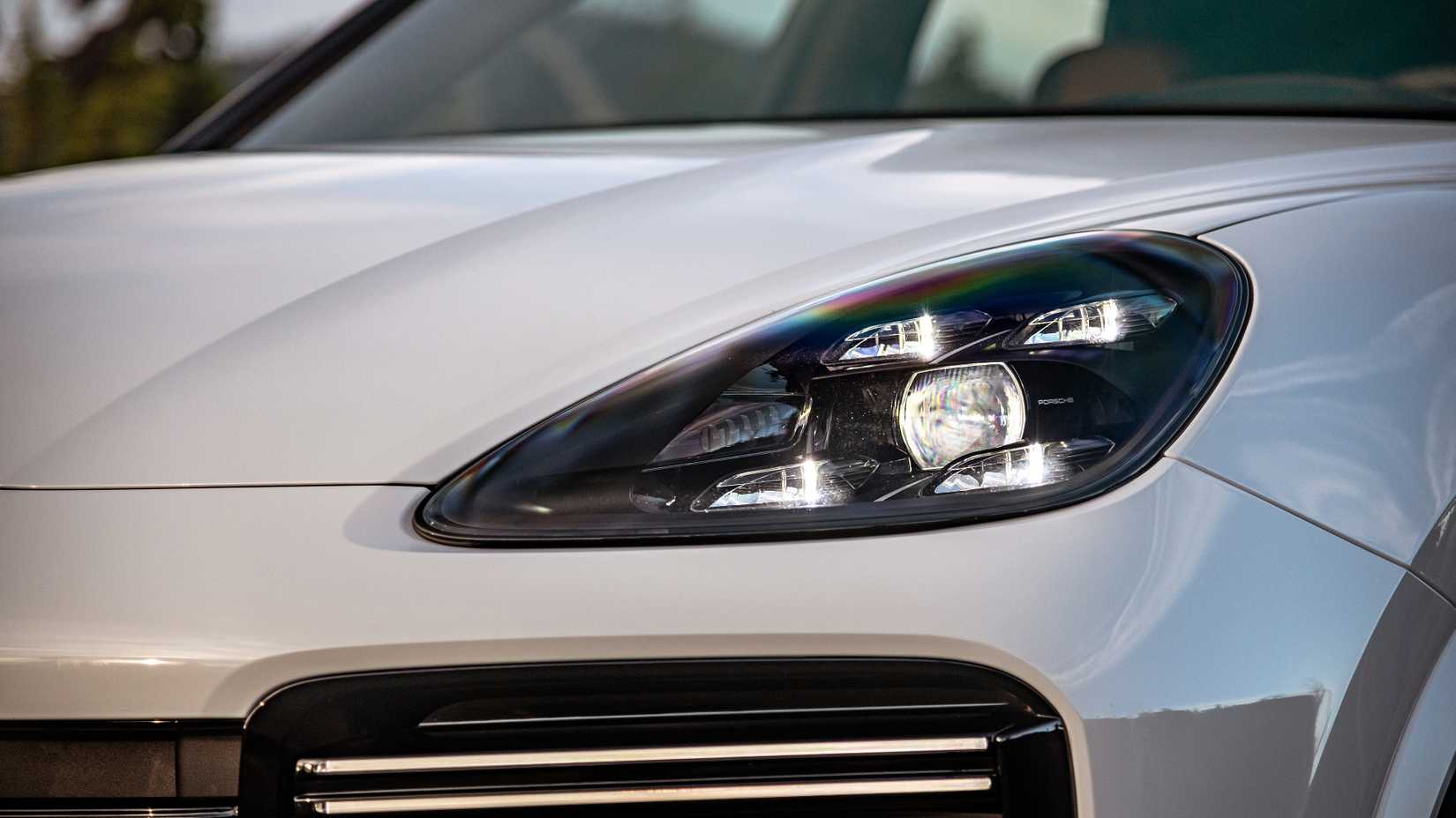 2020 Porsche Cayenne Turbo S E-Hybrid com luzes LED.