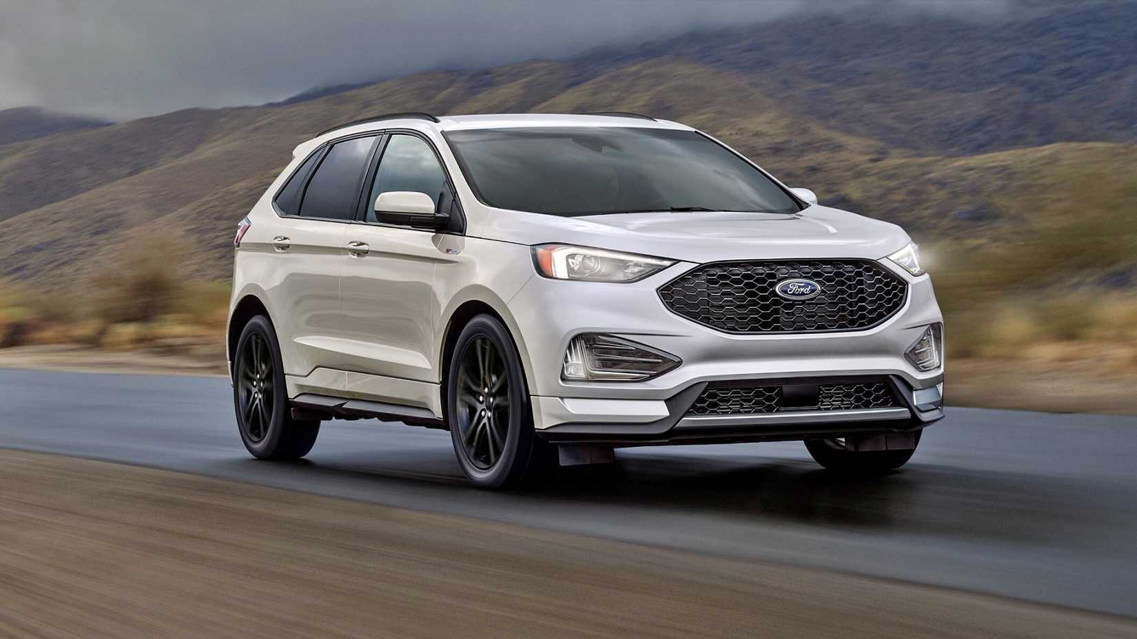 Tiro frontal prata 2023 do Ford Edge ST dirigindo na estrada
