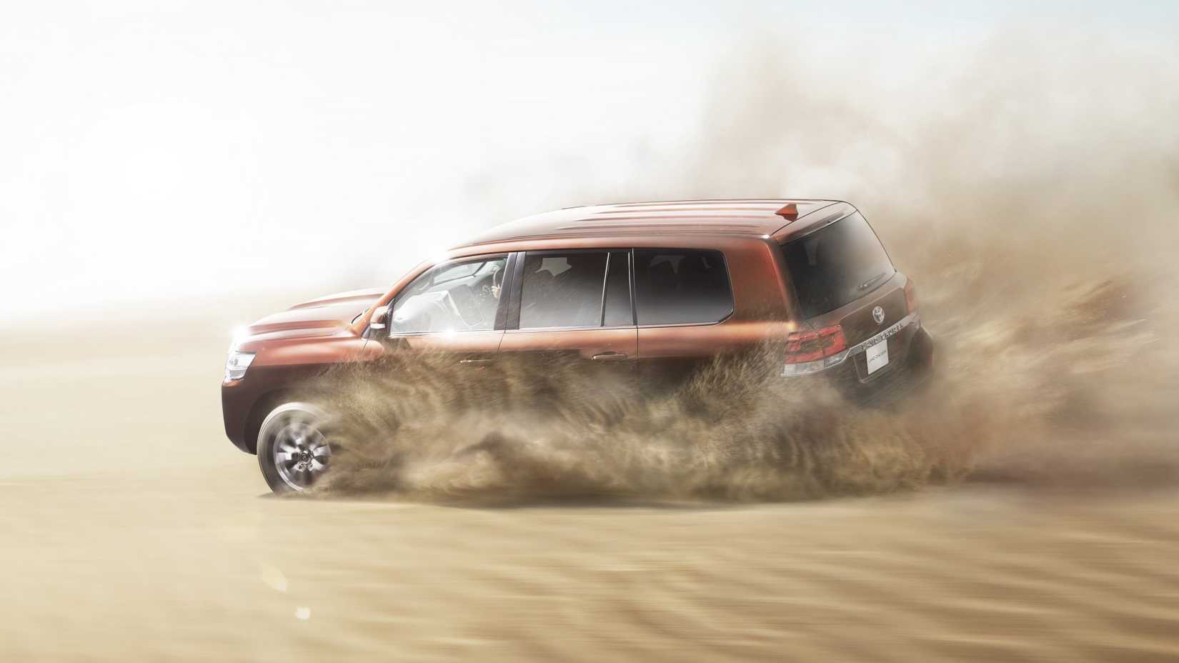 Uma foto lateral de uma duna do Toyota Land Cruiser 2018 batendo na areia