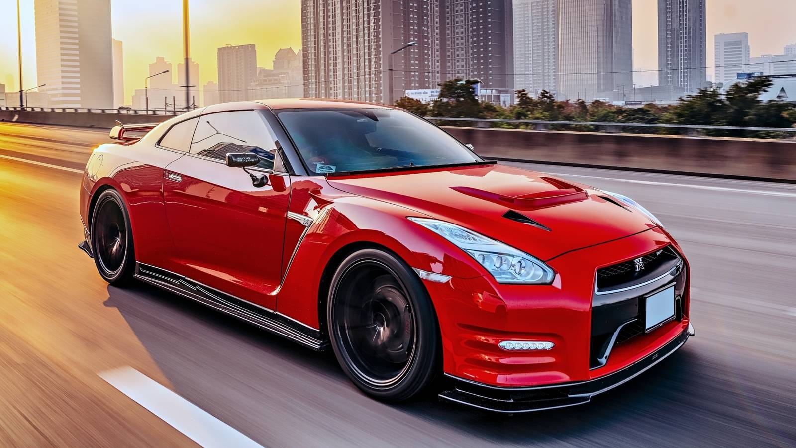 5 Reasons Why We Love The R35 Nissan GT-R (And, 5 Reasons Why We Don't)