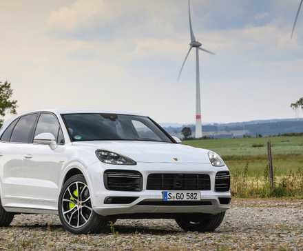 2020 Porsche Cayenne Turbo S E-Hybrid com exterior branco.