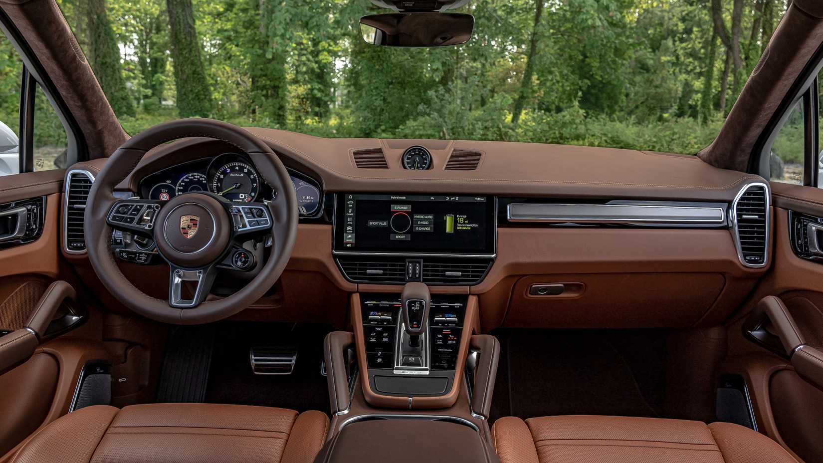 Interior do Porsche Cayenne Turbo S E-Hybrid 2020.