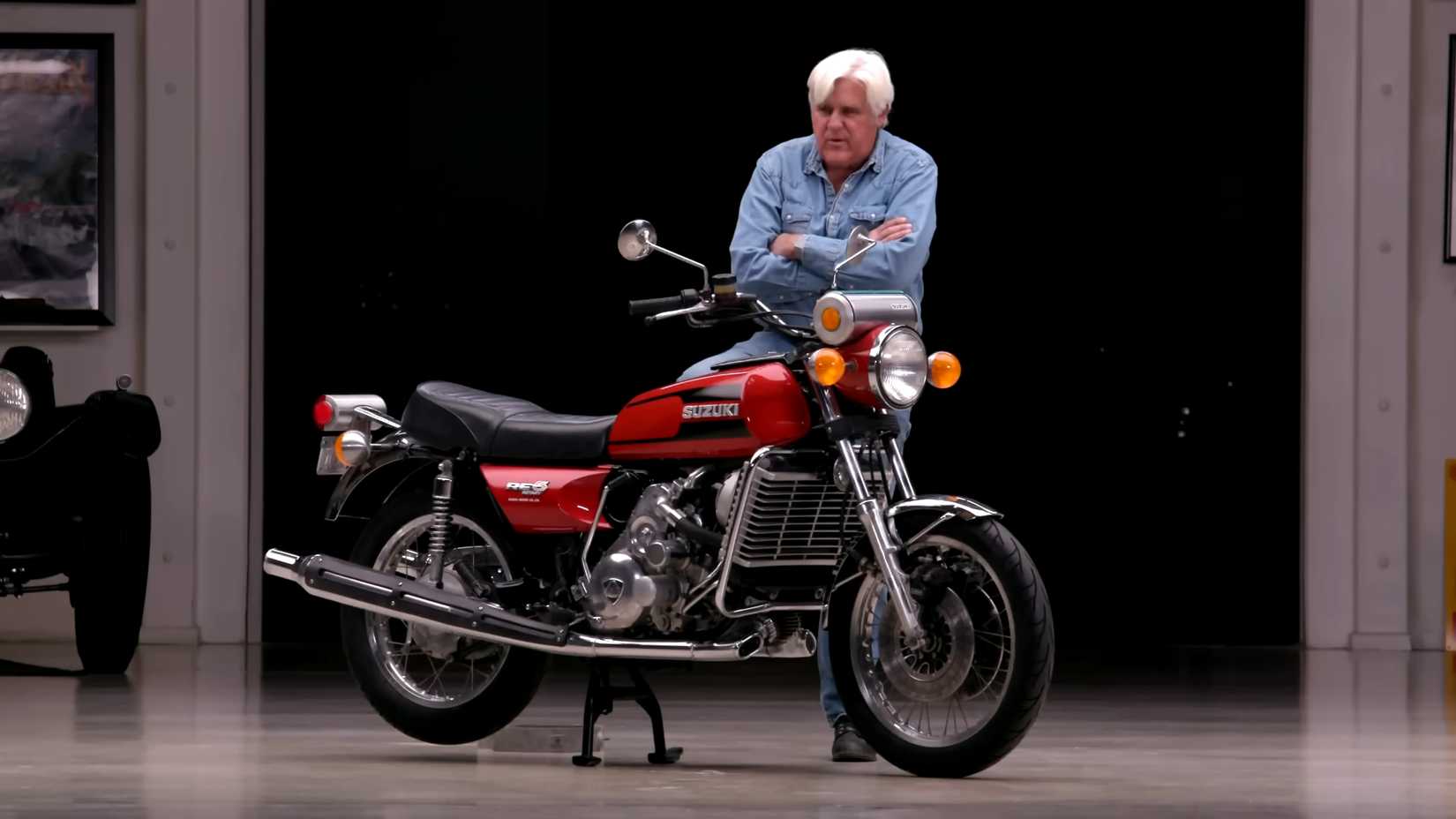 Uma foto de Jay Leno exibindo sua Suzuki RE5 1975