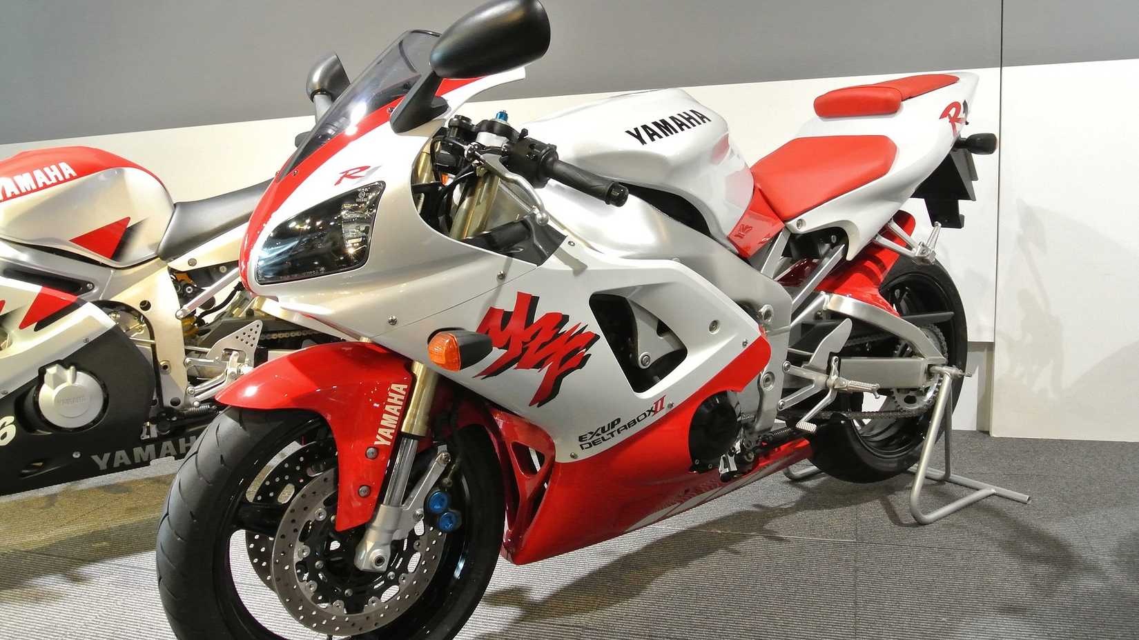 Uma YZF-R1 de 1998 em exibição