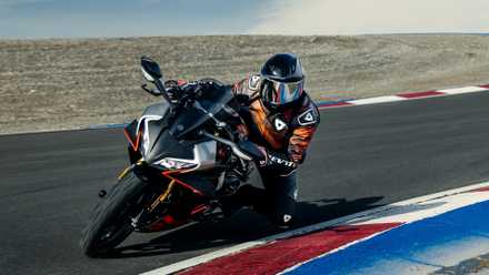 2025 CFMoto 450SS Ação