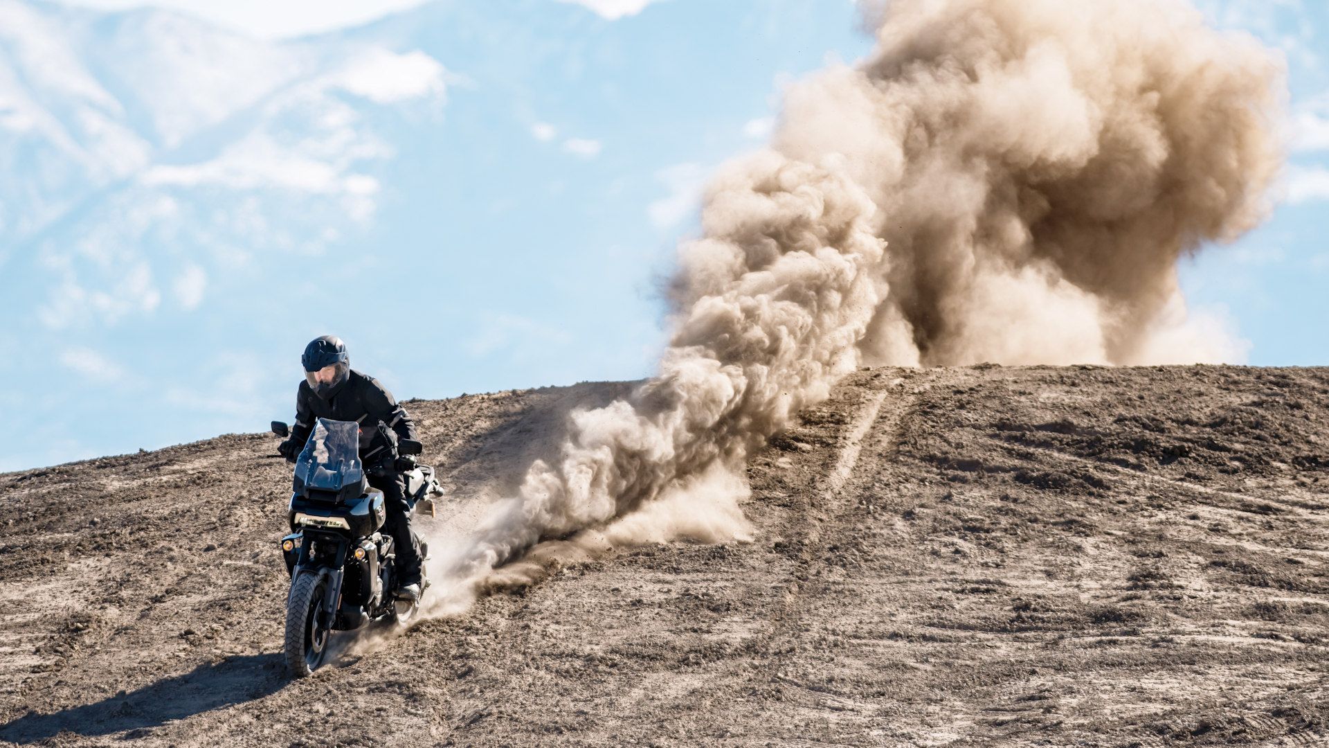 Harley-Davidson Pan America 1250 preta 2022 derrubando uma encosta