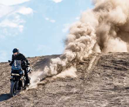 Harley-Davidson Pan America 1250 preta 2022 derrubando uma encosta