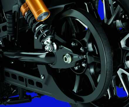 Um close da transmissão por correia e da suspensão traseira do Yamaha Bolt R-Spec com seu botijão de gás