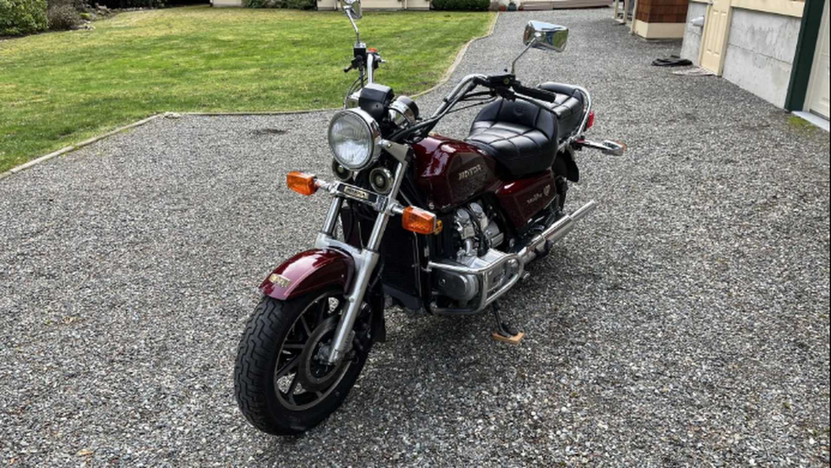 Honda GL1500C Valquíria estacionada