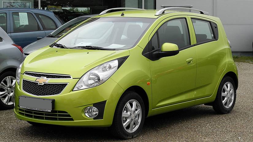 Um Chevy Spark estacionado na cor verde