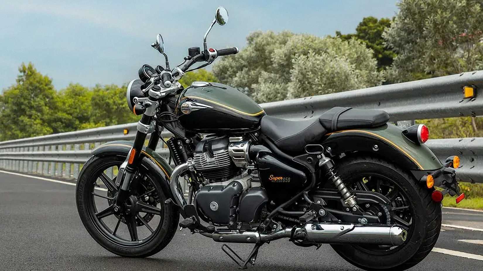 Green 2023 Royal Enfield Super Meteor 650 estacionado na beira da estrada