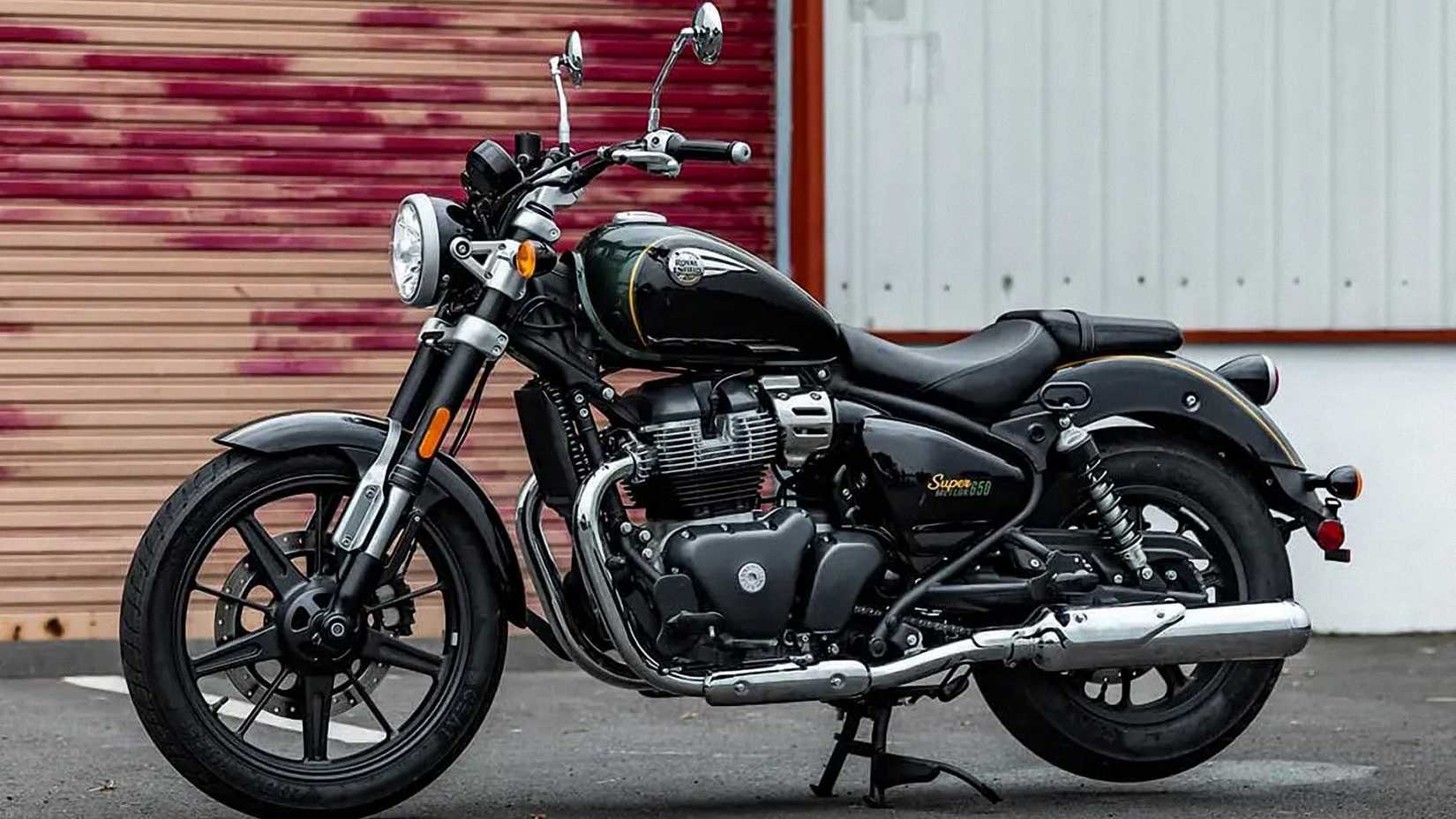 Foto estática de um Interstellar Green 2023 Royal Enfield Super Meteor 650
