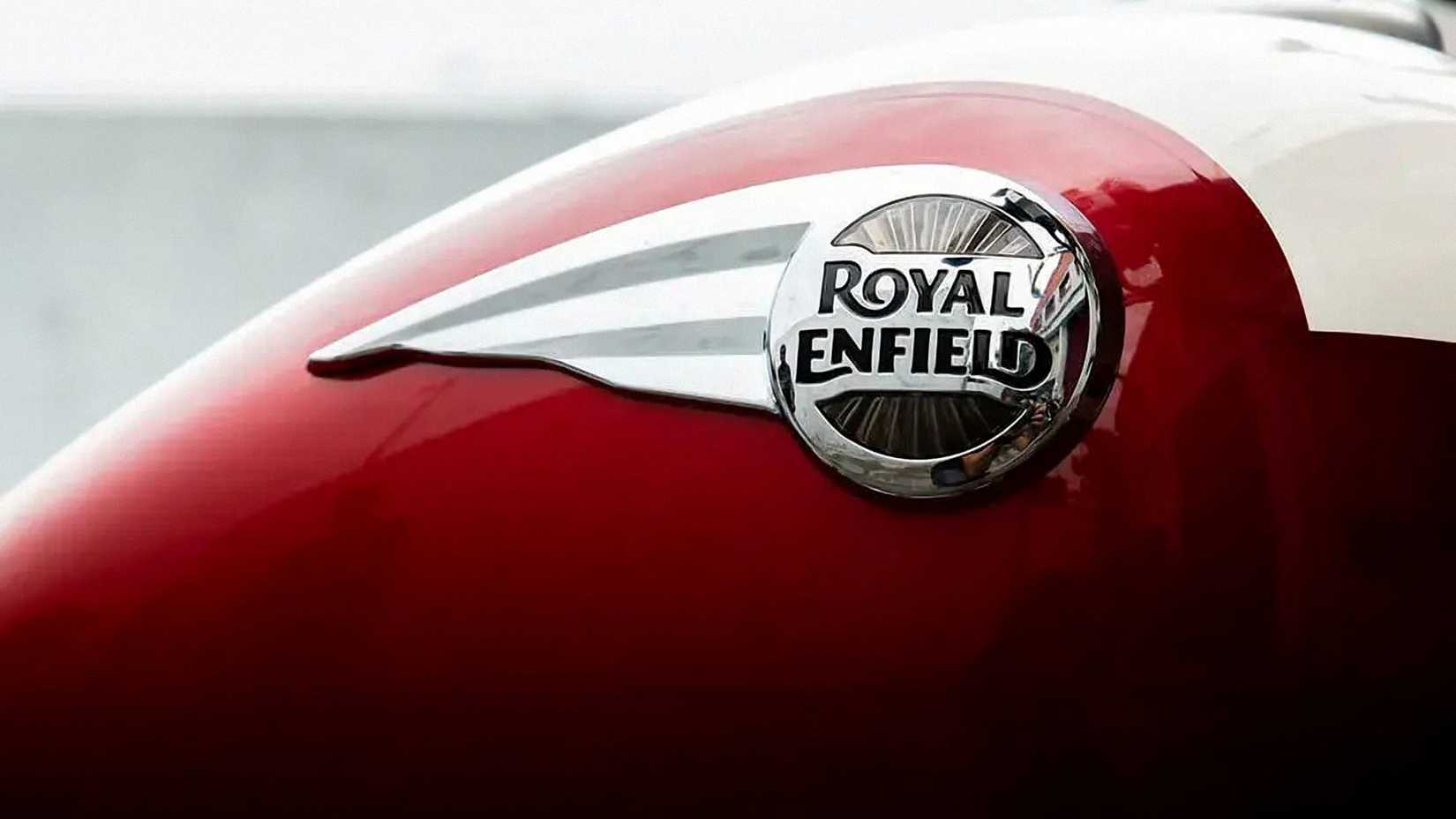 Detalhe do tanque vermelho 2023 Royal Enfield Super Meteor 650