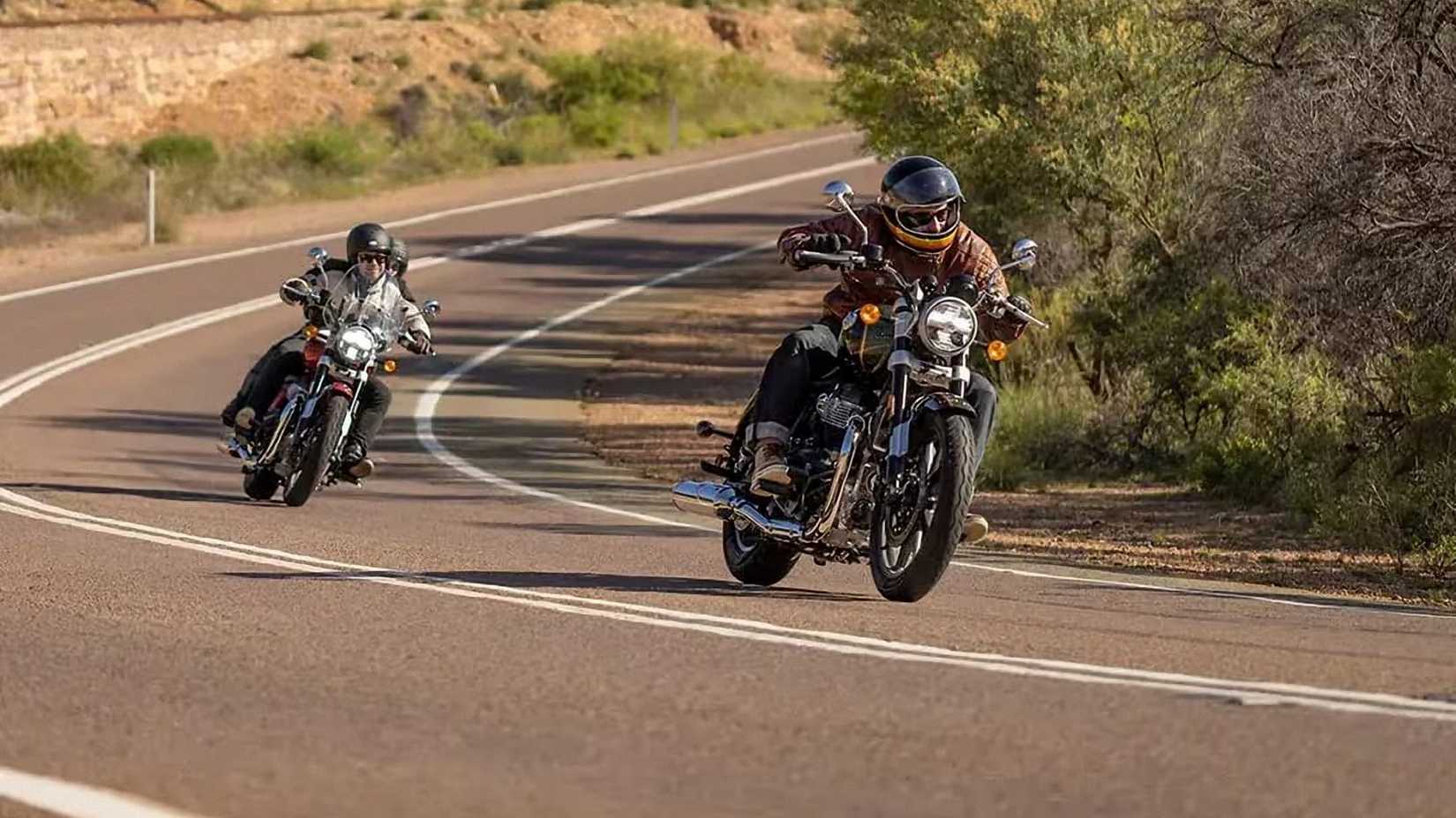 Um par de bicicletas Royal Enfield Super Meteor 650 2023 saindo de uma curva