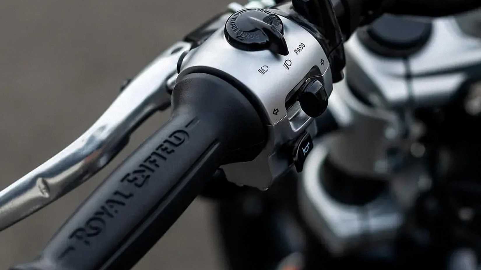 2023 Royal Enfield Super Meteor 650 left grip close-up detail