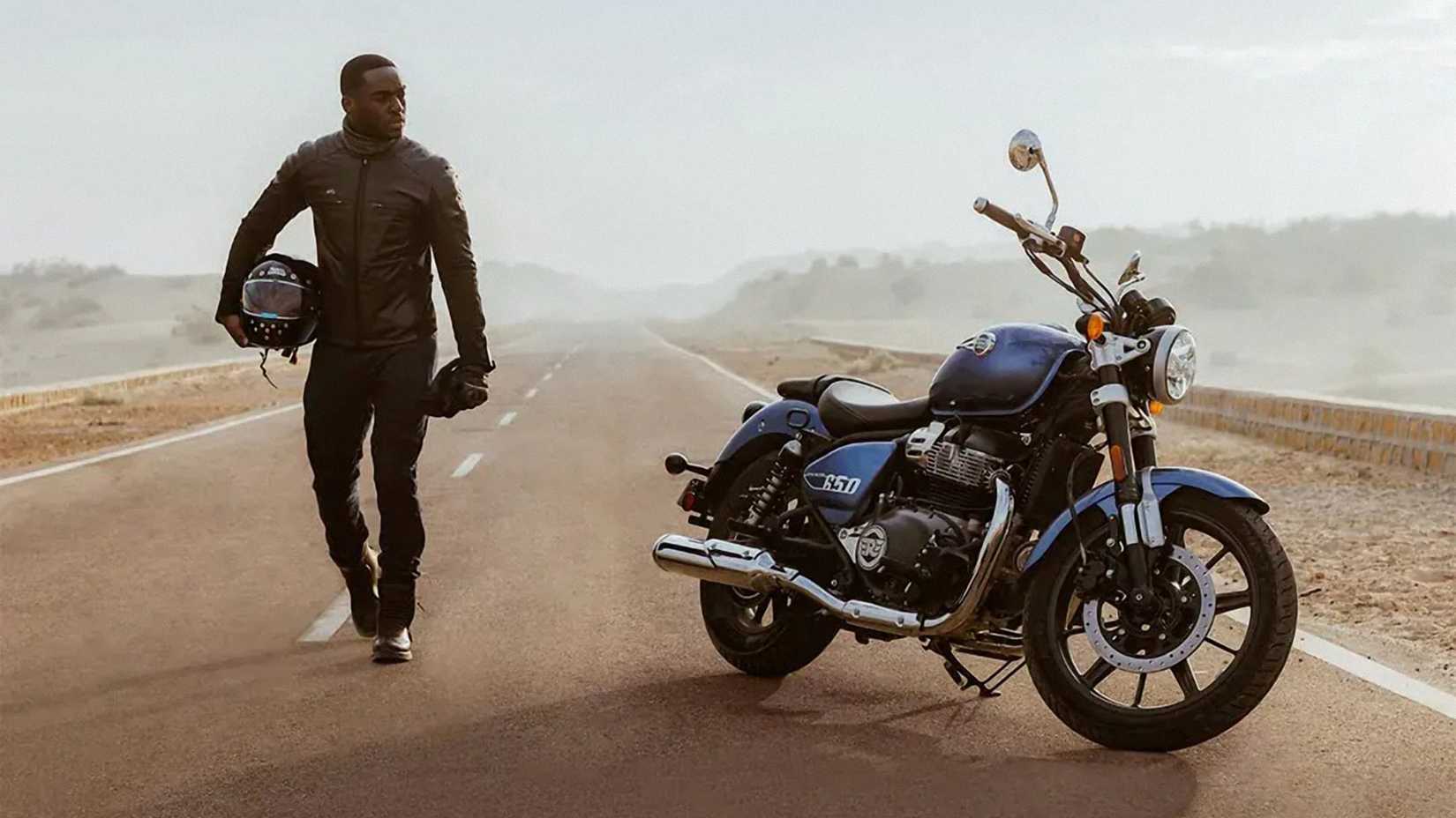 Um piloto se aproximando de um Royal Enfield Super Meteor 650 azul 2023