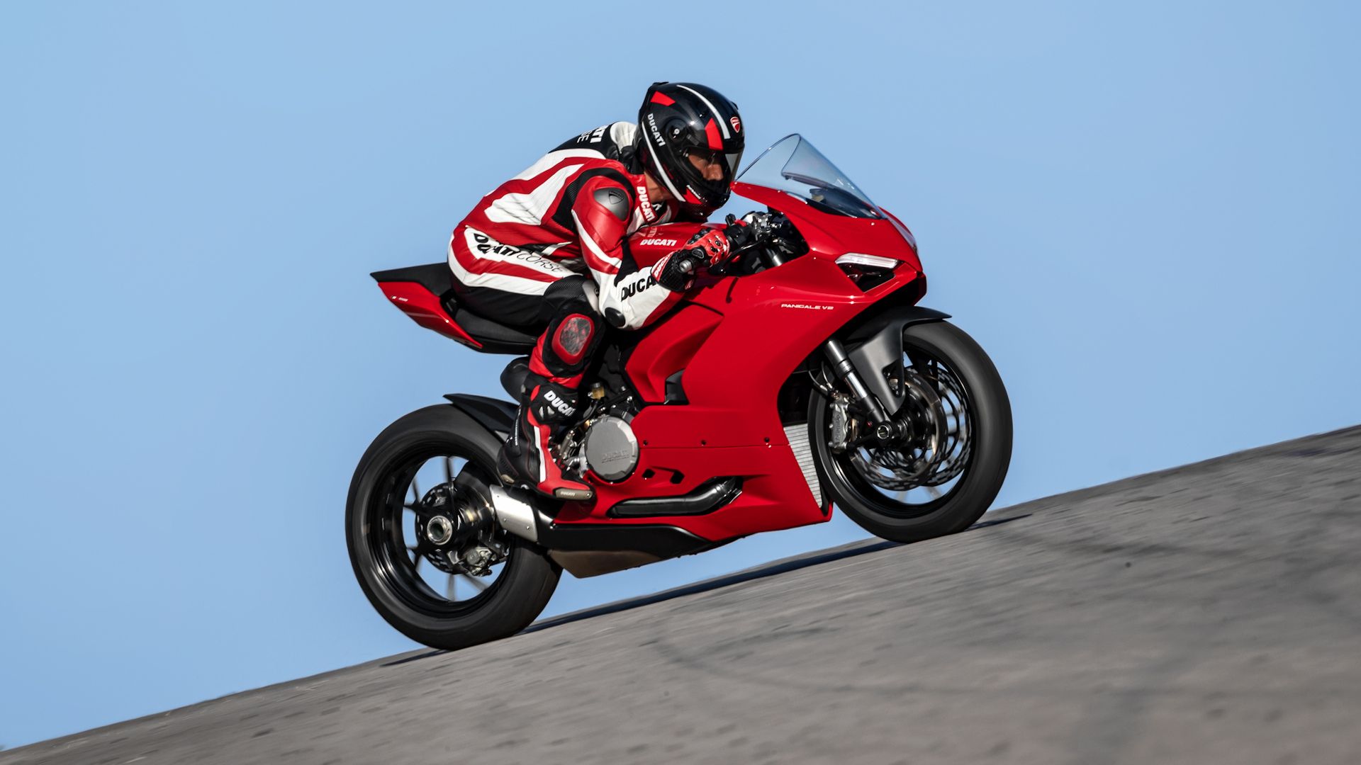 Ducati Panigale V2 vermelha 2020 na pista