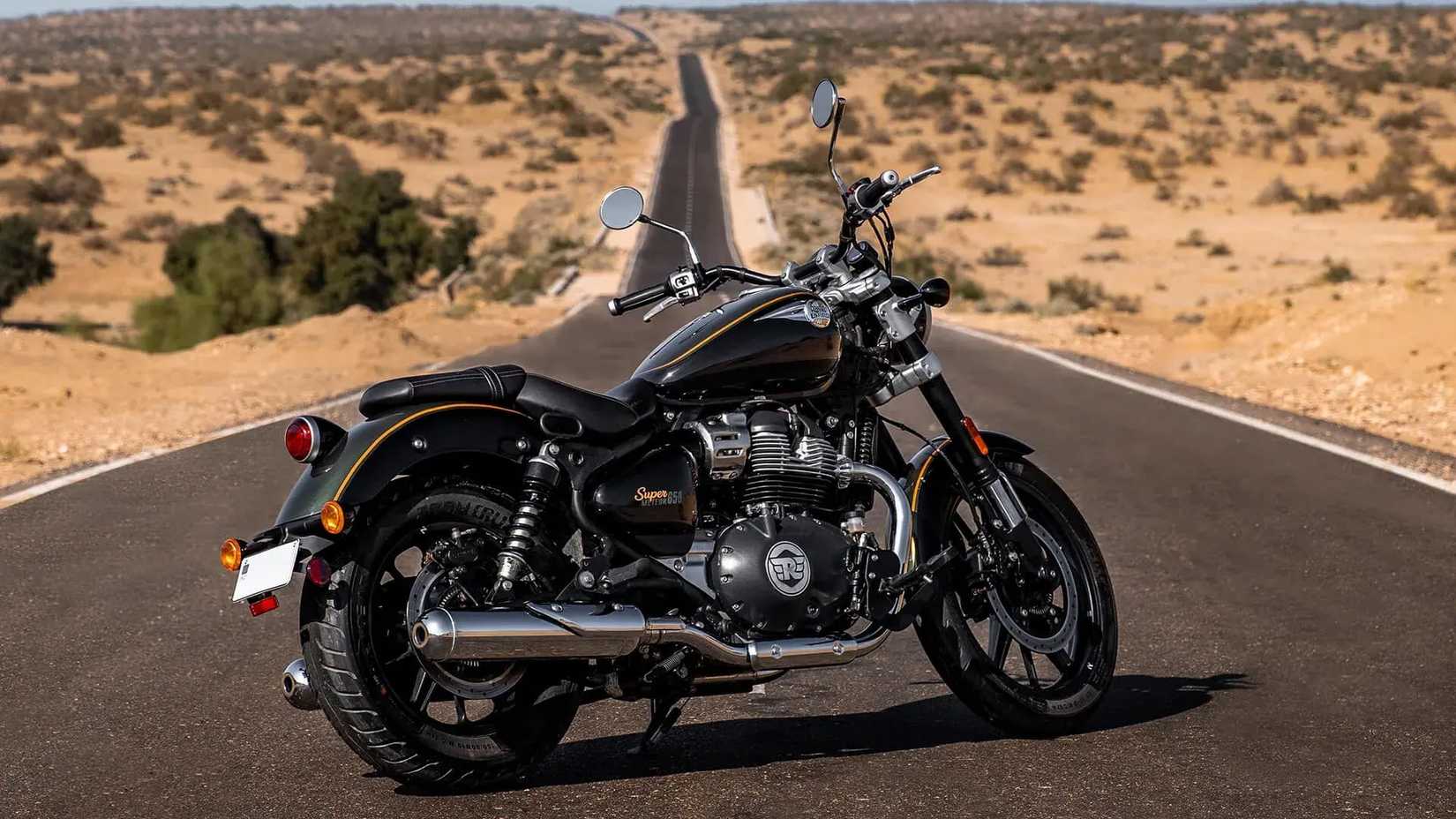 Verde 2023 Royal Enfield Super Meteor 650 estacionado na estrada