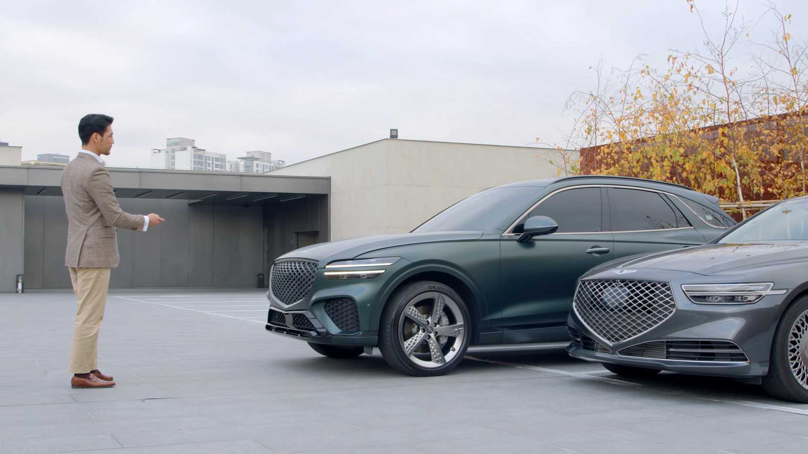 A parking Hyundai Genesis GV70 Using Smart Parking Assist -