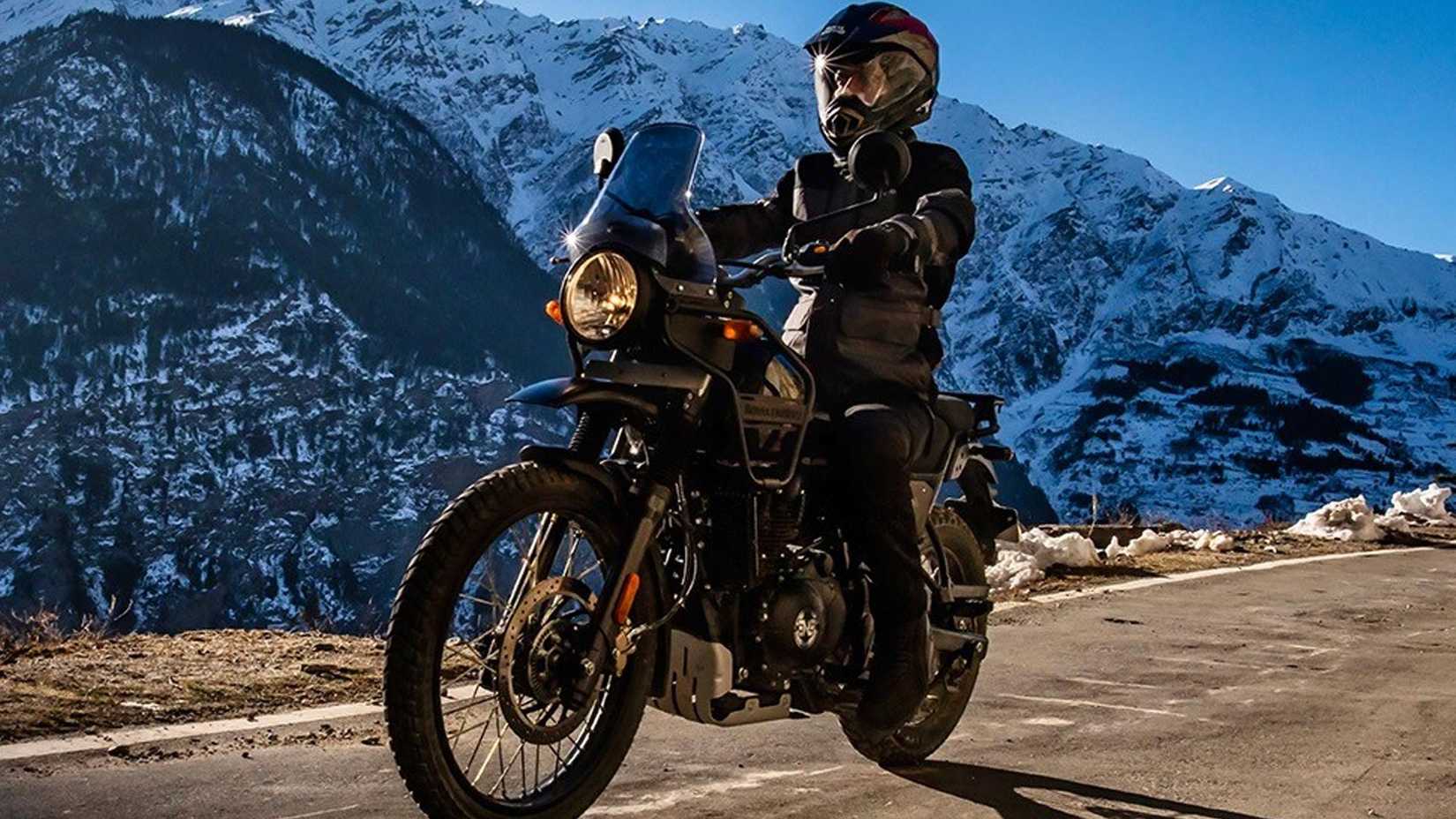 Black Royal Enfield Himalayan andando na calçada