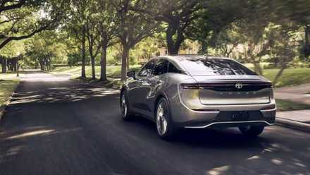 Foto traseira de três quartos do Toyota Crown 2023 dirigindo pela estrada