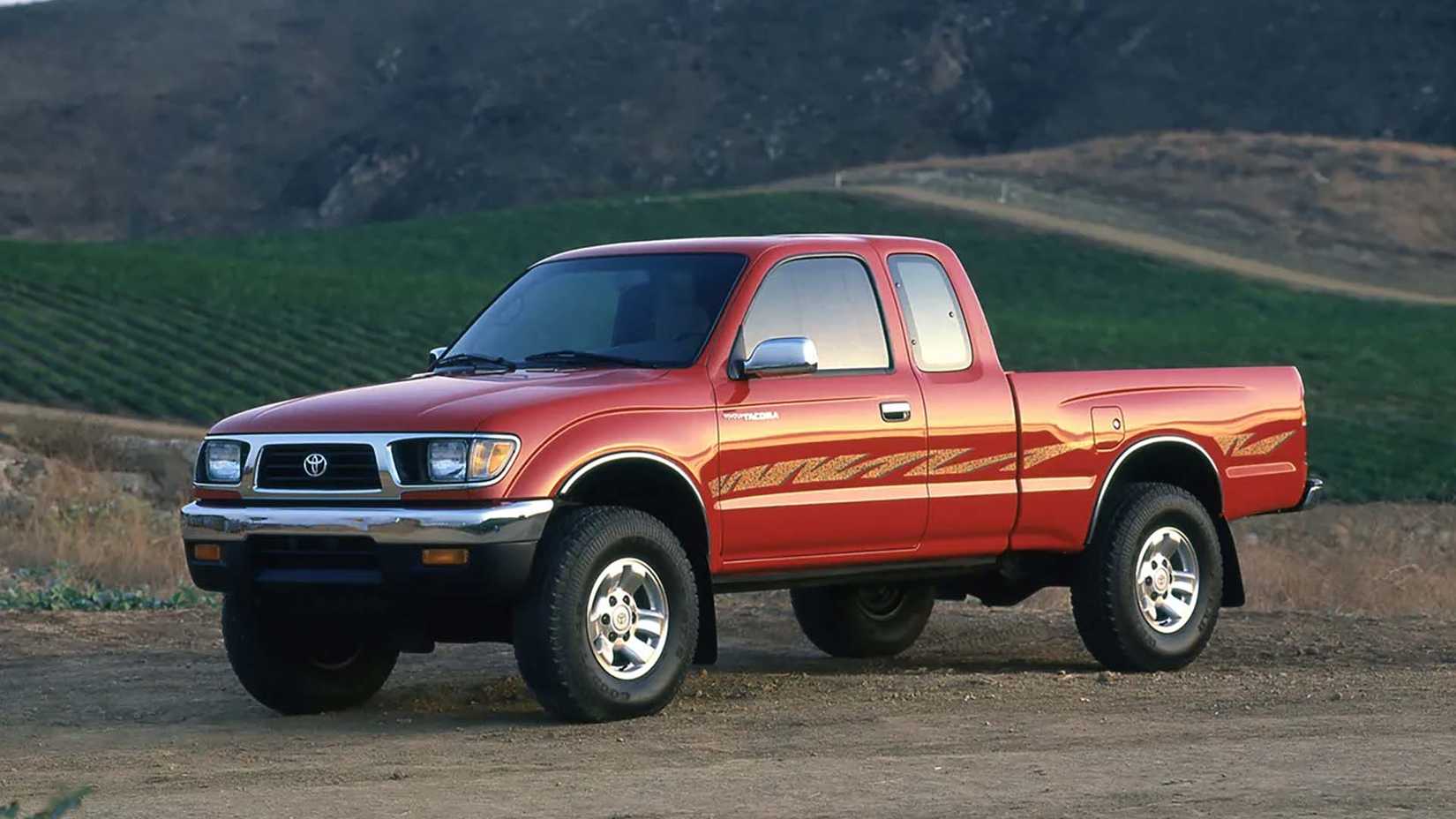 Foto frontal de três quartos de um Toyota Tacoma 1995 em vermelho