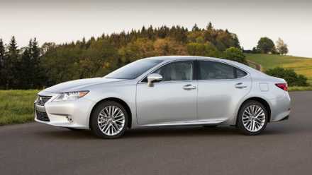 Foto lateral de um Lexus ES 2015