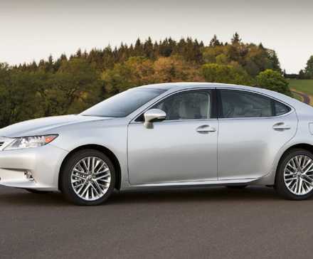 Side shot of a 2015 Lexus ES